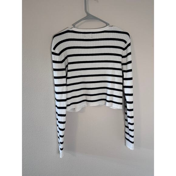 🌟 - This Blue Rain Cropped Button up black and white striped long sleeve size L - Picture 2 of 4